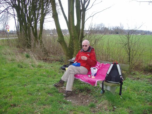 Na onze zware trektocht door de prikkeldraadversperringen waren wij hongerig geworden.