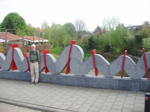 Een artistieke brug in Schin op Geul.