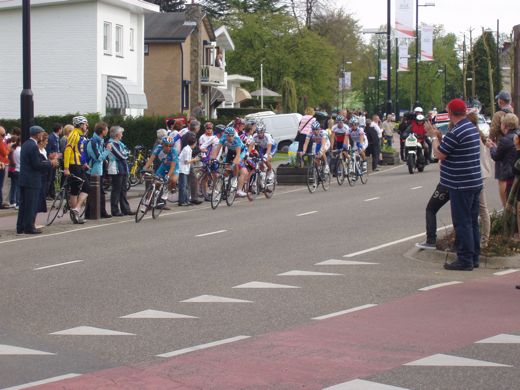 De kopgroep  haalt ons weer in na even wachten.