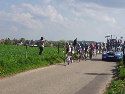 De staartgroep moet zich langs de voortazende volgwagens wringen.