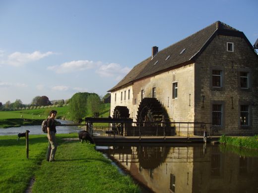 Terug bij de watermolen van Wijlre.