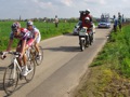 Het tweede peleton  is ook in beeld.