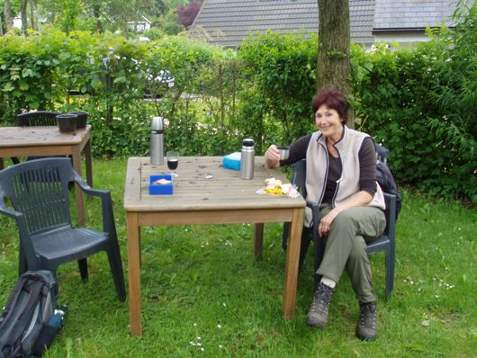 Picknick-tafel gevonden in achtertuin van verlaten vakantiehuisje bij Vlkerich.
