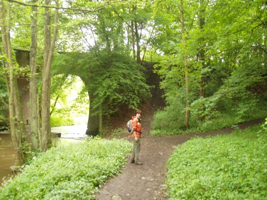 Een oude spoorbrug.