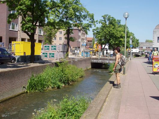 Achter de brouwerij langs.