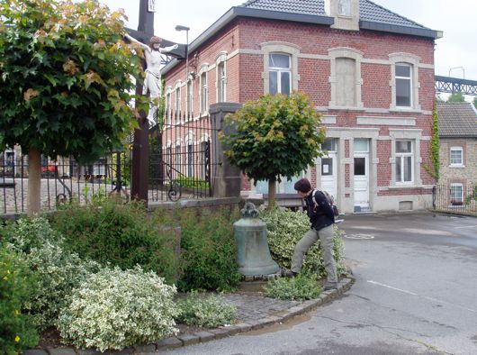 Een bel naast Jezus in Moresnet Dorp.