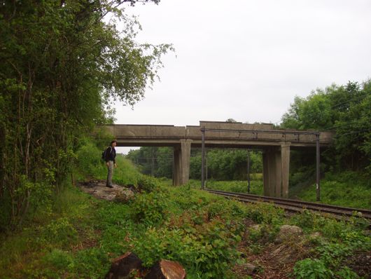 Via een omweg de op de wandelbeschrijving aangeduide spoorbrug gevonden.