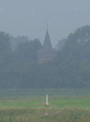 GP 121n vlak buiten Vissersweert. De kerk van Heppeneert in de achtergrond.