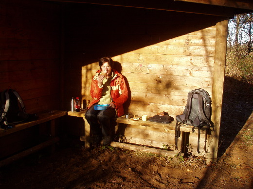 Hier vonden wij een wanderhutte met een bankje in de zon.