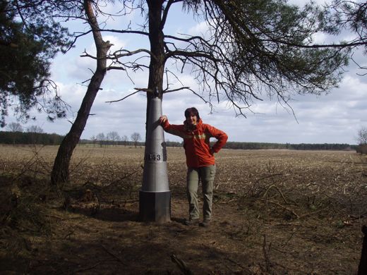 Een kort wandeling leverderde grenspaal 193 op, in september 2008 is het origineel herplaatst, na een likje verf.