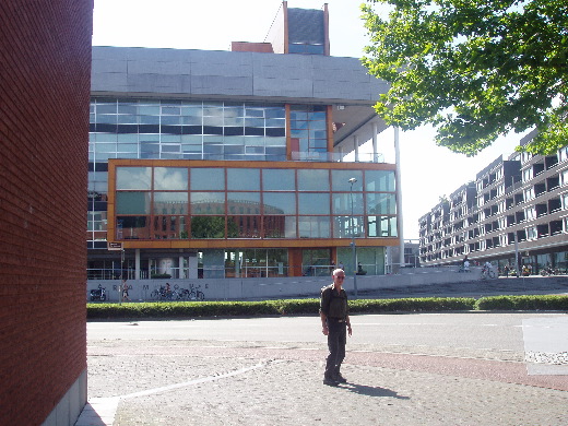 De bibliotheek is een van weinige smaakvolle openbare bestedingen van Maastricht.