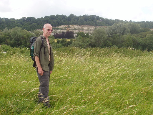 Via een hekje met GR-aanduiding een vaag wildpad door het veld gevonden. Je zou denken dat een GR-aanduiding een doorlopende route aangeeft.