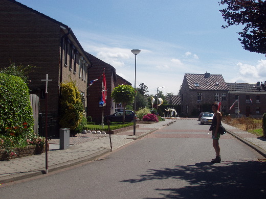 Na ons uitstapje tot het einde van het schiereiland en terug, op de juiste weg in Oost-Maarland. Het dorp was uitgebreid versierd voor de Mariaprocessie.