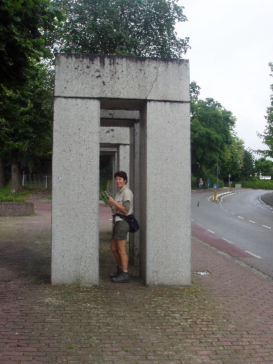 Het Joods Monument in Gulpen: een hunebed van betonblokken.