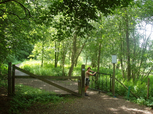 Toegang tot het natuurgebied langs de Geul.