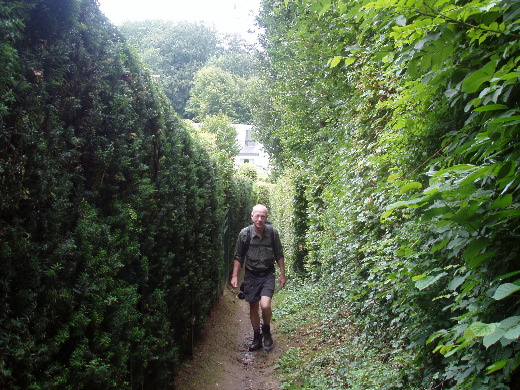 Een smal paadje bij Valkenburg.