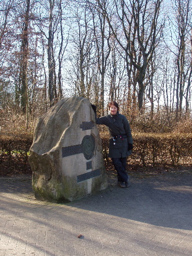 Vertrek bij een van de vele rondzwervende keien op het  Drielandenpunt. Deze is in 1986 versierd met het opschrift Euregio: Maas-Rijn in drie talen.