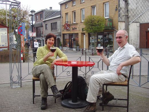 Een turks cafétje was open voor klandizie op paaszondag.