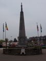 Het monument bij de kerk.