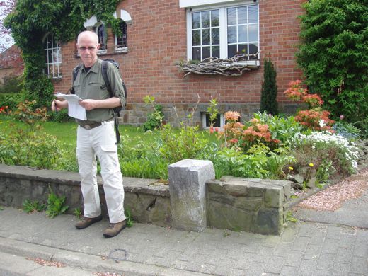 Grenspaal LVIII in een tuinmuurtje verwerkt in de Hattichstrasse.