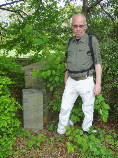 Grenspaal LVIIII in een bocht van de Rue de la Fontaine.