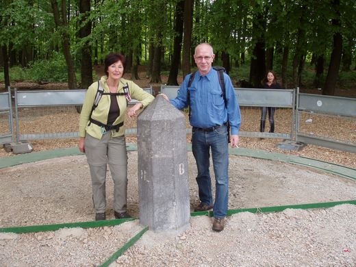 Het vroegere vierlandenpunt: Moresnet, Duitsland, Nederland en Belgi, met neppaal.<br> Mijn linkervoet staat precies op noordelijkste puntje van Moresnet.<br>Bert staat met beide voeten in Duitsland.