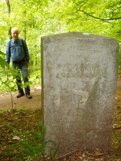 Terug een pad pal naar het zuiden gevolgd langs de oostgrens van Moresnet. Grenspaal XXXII