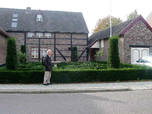 Bij het ambachtelijk huis naar rechts.