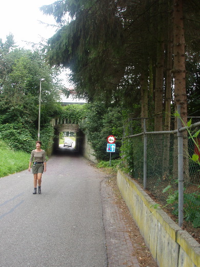 Onder dit bruggetje moesten, tegen wil en dank, twee wandelaars, n fietser en n bestelwagen tegelijk heelhuids aan de andere kant komen. Dit was dus gelukt.