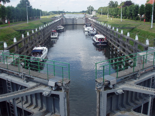 De sluis bij Giessen op de Afgedamde Maas, de oorspronkelijke Maas die een verbinding is geworden tussen de Waal en de Bergse Maas (kunstmatig).