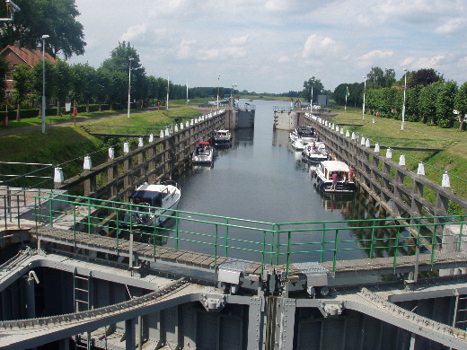 De Bergse Maas ligt hoger dan de Waal.