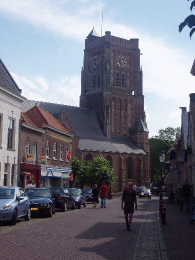 Voor de Kerk van Woudrichem waren onvoldoende middelen om een volle spits te bouwen.