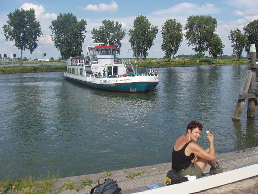 Hier ligt ons geleende wandelboekje als de pont naar Gorinchem aan komt varen. Het is hier blijven liggen.