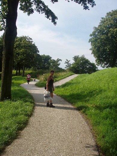 In Gorinchem alle boekhandels + V&D afgegaan op zoek naar nieuw wandelboekje, de enige opbrengst was een afgeprijsde thermoskan ( van 17,- naar 7,-) Die kon Bert niet laten liggen.