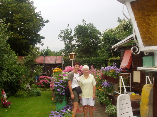 Deze dame gaf ons spontaan een rondleiding door haar prachtige bloementuin.