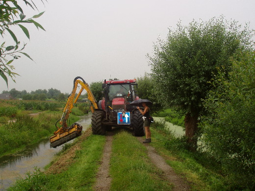 Dit monster bleef even stil staan zodat wij er veilig langs konden lopen.