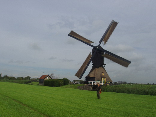 Nog een van de vele molens die het landschap sieren. Deze antieke molens doen vaak nog dienst om de polders droog te malen.