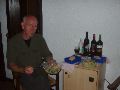 Het avondeten in de hotelkamer in Lekkerkerk: Broodje Pat, een slaatje en drie-en-een-halve fles wijn.