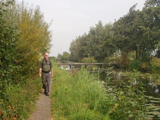 Een langwerpige enclave midden tussen de plassen.