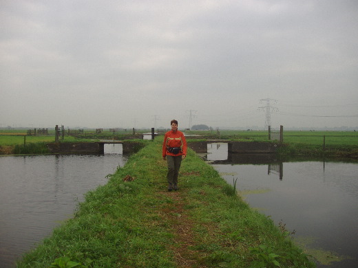 De Teinde weg langs water en over hekken heen.