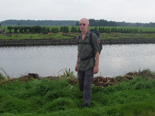 Over de dijk langs een afwateringskanaal.