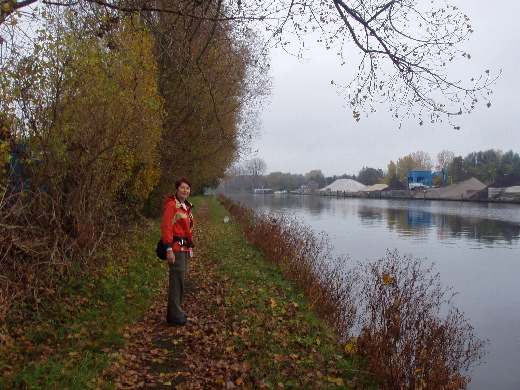 De Oude Rijn bereikt. Hier gaan wij in oostelijke richting naar Zwammerdam. Alphen ligt aan het westelijke einde van deze weg.