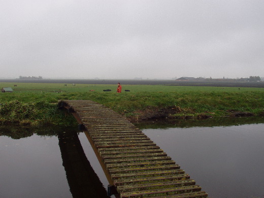 Na een paar kilometer was de dijk aan de overkant geasfalteerd en zijn wij via deze brug terug op de route gekomen.