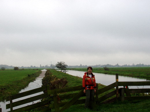 Een pad tussen afwateringskanalen door. Bijna exact hetzelfde als het eerste stuk van Gouda naar Zwammerdam, met dezelfde hoeveelheid zwanenuitwerpselen.