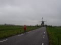 Vanaf Aarlanderveen een weg langs een reeks windmolens bewandeld.