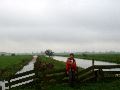 Een pad tussen afwateringskanalen door. Bijna exact hetzelfde als het eerste stuk van Gouda naar Zwammerdam, met dezelfde hoeveelheid zwanenuitwerpselen.