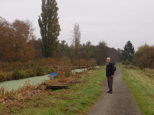 Langs een rommelig natuurgebied. De door vliegtuiggedender afgestompte plaatselijke bevolking blijkt zich weinig zorgen te maken over hun omgeving.