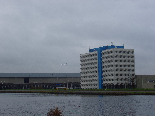 Wij liepen langs een kilometer KLM gebouwen. Voorheen Fokker en in de  nabije toekomst: Air France.