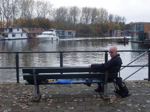 Een geschikt bankje langs de waterkant gevonden voor de thee.