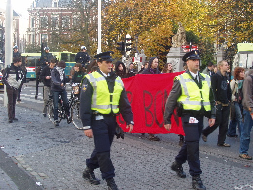 Er waren twee keer zo veel politieagenten ingezet als demonstranten. Te voet, te paard, te auto en te motorfiets. Hopelijk met het oog op de bescherming van de omstanders.
